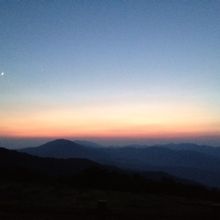 夕焼け。左上に三日月。