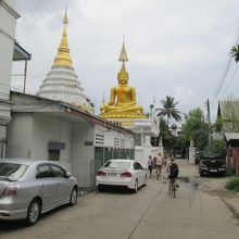 やはり欧米系女性旅行者が自転車で寺院に向かいます