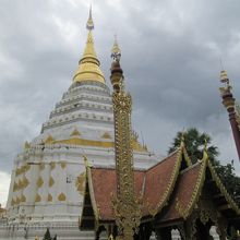 北タイ風の仏塔と、ビルマ風のお堂の屋根って珍しいです