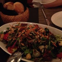 サラダ。松の実が美味しい