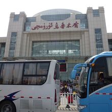 空港リムジンバスは駅舎の目の前で降車です。