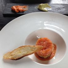前菜のサーモンタルタル