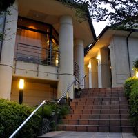 駐車場から入口を臨む