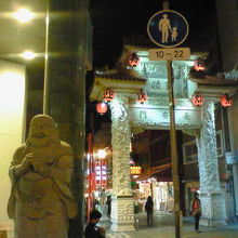 夜は門がライトアップされ、一段ときれいになります。