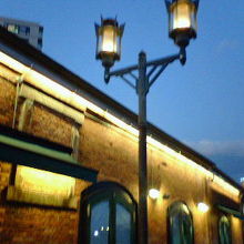 ガス灯風の街灯がいいムードです。