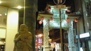 神戸中華街の入口となるいかにも中国らしい門