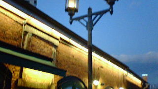 ガス灯が点灯する夕方には古き港町のようなムードに