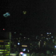 夜の神戸の山に浮き上がる船のイカリ