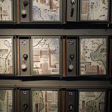 ロッカーも陶器製のタイル付