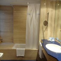 妙に広いバスルームでした。