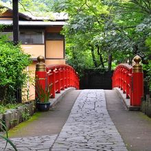 所々にある朱色の橋、いいアクセントです。