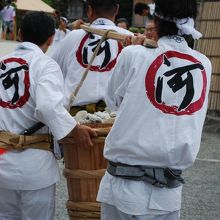 奉納用の石が降ろされ運ばれる