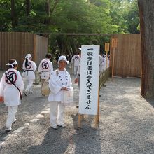 法被を羽織ってないとこれより先は入れない