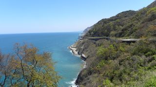 断崖絶壁、建設の苦労をしのぶ