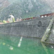 アドリア海に流れる川沿いに建つ城壁