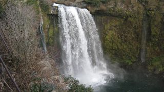 白糸の滝付近にある