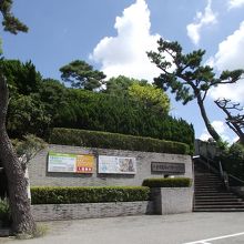 駐車場  (右手の石段を上がります)