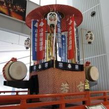 北九州空港の２階、搭乗手続きカウンターの前にあります