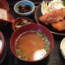 青のりの風味がたまらない山かけしらす丼