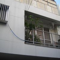 ビルの2階にあります