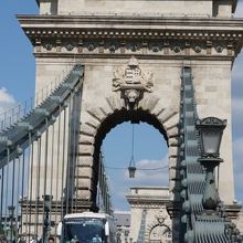 豪華な石造の橋脚から鋼鉄のチェーンが伸びています