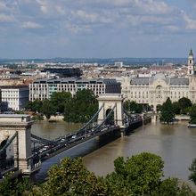 王宮前から俯瞰。奥にあるのが聖イシュトバーン寺院です。