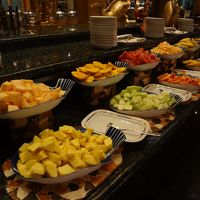 朝食ビュッヘではおいしいマンゴーがいくらでも。