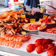 朝9：00から開いている魚市場。ブリッゲンの景色を見ながら食べる漁師料理！
