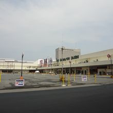 駐車場が広いので建物が小さく見える。