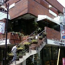 緑の多い店構えでした。