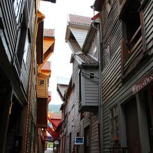 建物と建物の間は迷路の様。