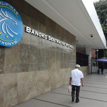 フィリピン中央銀行の入り口の１つ。
