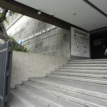 フィリピン中央銀行の裏側、階段を上がると受付。