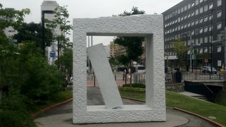 大通公園と創成川とがぶつかるところ