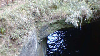 遊覧船で内部を探検できる伊豆の洞窟