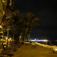 マニラ湾に面した芝生の広場からモールオブアジアを眺める。