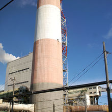 線路側から見た王子製紙苫小牧工場の煙突