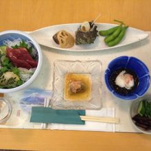 一食分の夕食のおかず１。１泊数千円にしては豪華！