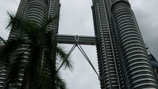 どちらかのタワーは数度傾いているそうな