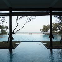 ロビーからプール越しに眺める海は最高！