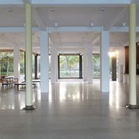 真っ白でゆったりとした時間の流れるロビーです。