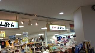 空港のお土産屋さん