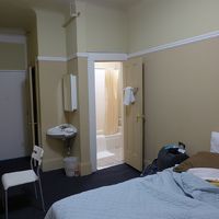 建物は古いが清潔感はある。洗面台が小さい。