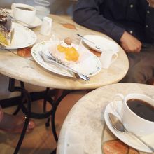 コーヒーやタルト、ゲベック（ドイツ風ケーキ）を注文