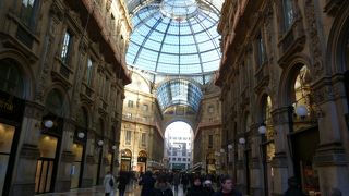 ドゥオモの隣の美しいアーケード