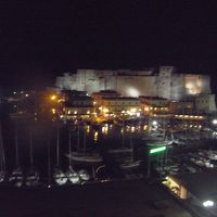 部屋の窓からの眺め　卵城とサンタルチア港の夜景
