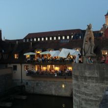 　川沿いのレストラン