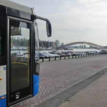 バス停から見えます。