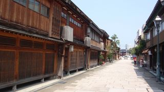 人気の甘納豆のお店があります