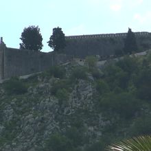 絶壁に建つ城壁